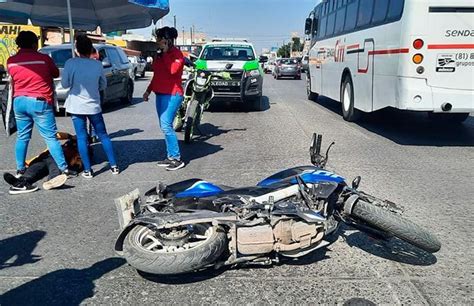 Choca motociclista contra auto que se le atravesó