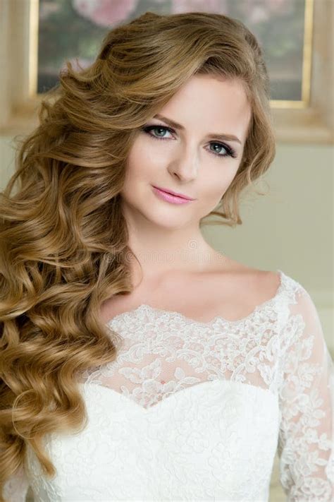 Portrait De Belle Jeune Mari E Blonde Avec Le Maquillage Et La Coiffure De Mariage Image Stock