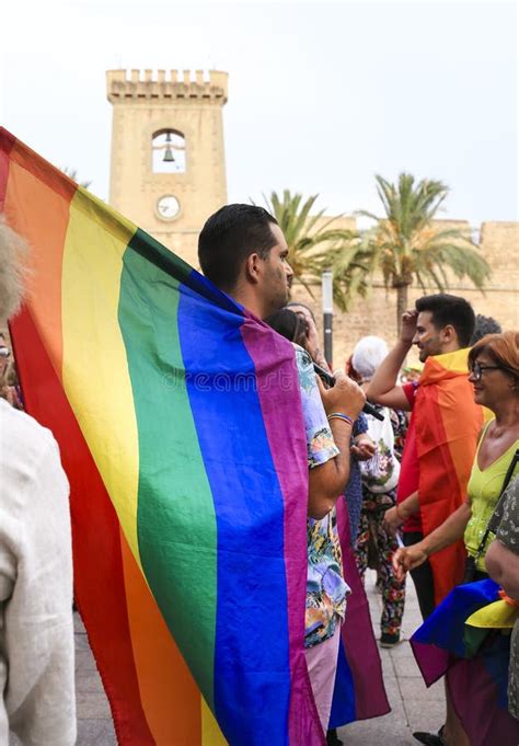 Gente Asistiendo Al Festival Del Orgullo Gay En Santa Pola Town Espa A Imagen De Archivo