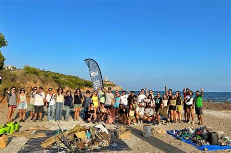 Recogen más de 140 kilos de basura de la playa nudista Bellver de