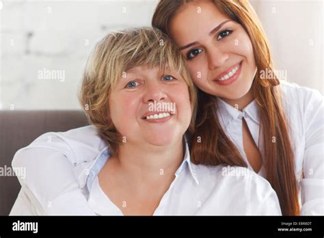 Portrait D Une Grand M Re Mature Et Teen Petite Fille Et Petite Fille De L Adolescence Tant