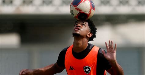 Escalação do Botafogo Warley deve ser mantido como titular contra o