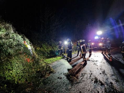 Umgest Rzte B Ume Berflutete Stra E Feuerwehren Im Einsatz