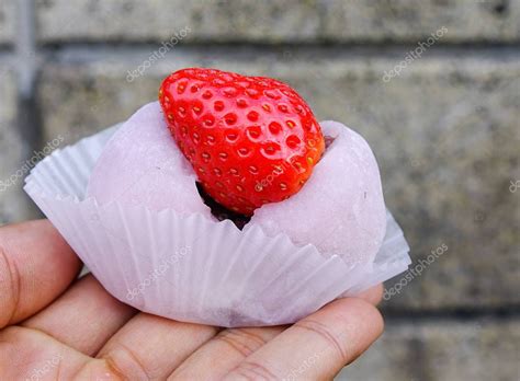 Postre Tradicional Japonés Mochi De Fresa Ichigo Daifuku O Pastel De