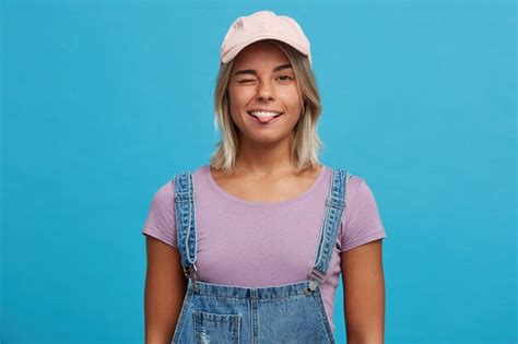 Portrait De Jeune Femme Blonde Ludique Souriante Porte Photo Gratuite