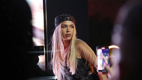 Desde un bikini de triángulo hasta un look animal print Bad Gyal pisa fuerte en la Fashion