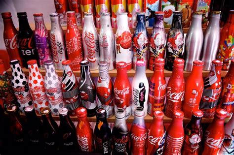 Coleccionistas De Todo El Mundo Muestran Chapas Latas Vasos O
