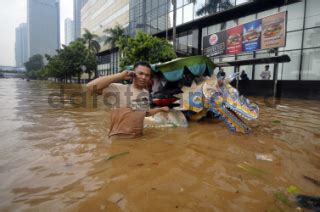 Banjir Di Jalan Sudirman Jakarta DATATEMPO