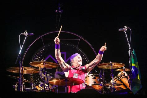 Red Hot Chili Peppers Mistura Nostalgia E Novidades Em Show De S O Paulo