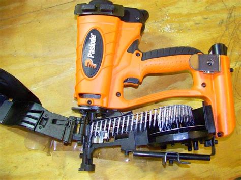 Нейлер электрический или ручной для гвоздей или пневматический пистолет ...