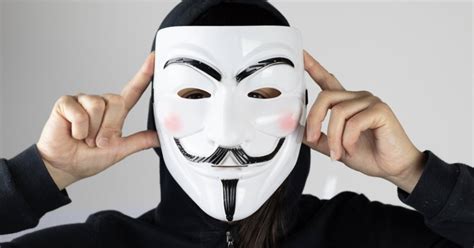 Scende In Campo Anonymous Entra Nella Radio Della Polizia E Suona Fuck The Police Il Tempo