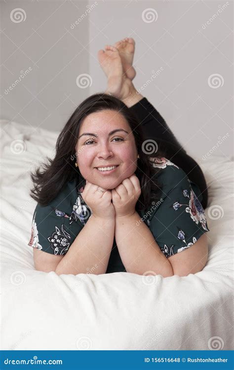 Mujer Latina Asombrosa En Casa Foto De Archivo Imagen De Modelo Hembra