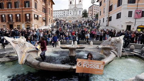 Climate activists turn famed Roman fountain black – DW – 04/01/2023