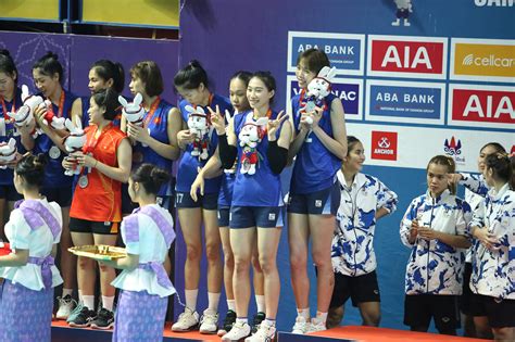 Hot girl bóng chuyền Nguyệt Anh quá xinh khiến fan Thái xin chụp ảnh được kết nạp Đảng ở tuổi 24