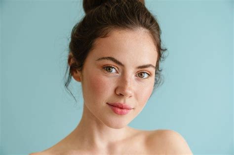 Half Naked Brunette Woman Posing And Looking At Camera Cabello Y Belleza Belleza Feminista