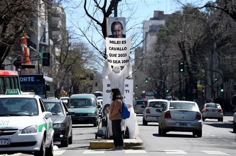 La estatua viviente de La Plata reapareció con mensajes contra Javier Milei