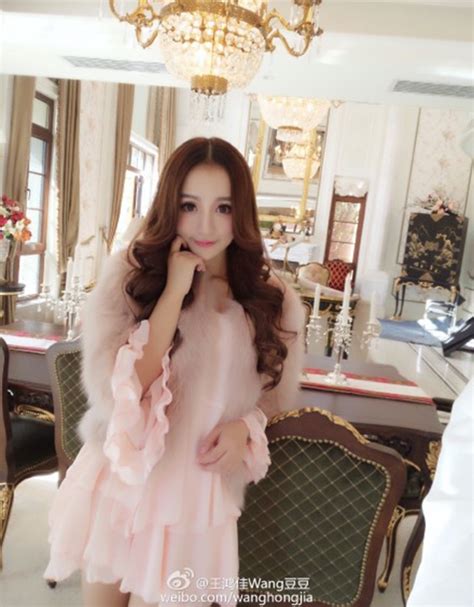 Mượn xế sang tiền tỉ chụp ảnh hot girl bị bóc mẽ không thương tiếc vì sống ảo