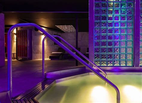 Spa Gay De Londres Exibe Funeral Da Rainha Na Tv Em Vez De Pornografia Sinal De Respeito