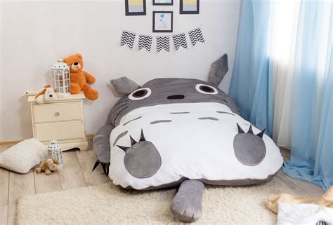 Кровать Totoro (20 фото): особенности модели-подушки или кровати-мешка