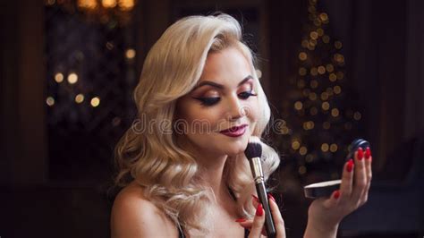 La Belle Jeune Blonde Fait Un Maquillage Lumineux De Vacances