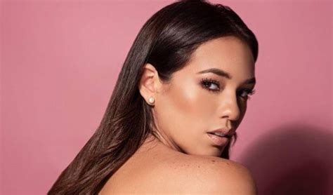 Jazmín Pinedo irradia paz con sweet bikini acompañada del sunset en la playa destellando magia