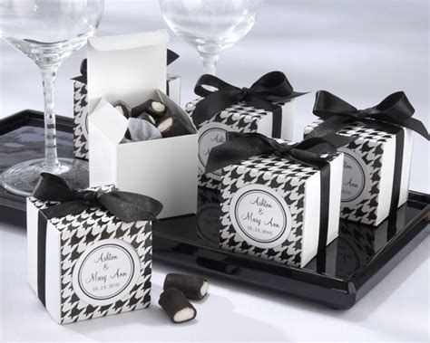 Summer Wedding Idea: Black and White Wedding Favors