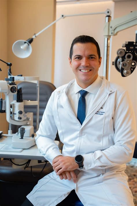 Oftalmologista Especialista Em Retina
