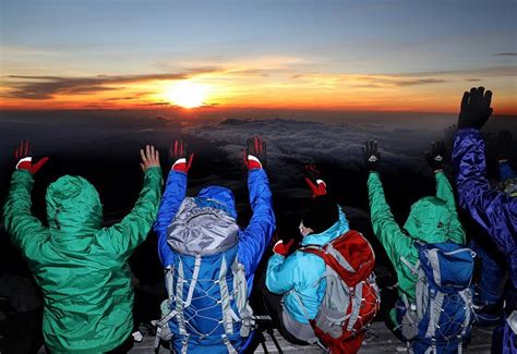 富士山：山開きに登山者100人超 山頂でご来光拝む 写真特集79 毎日新聞