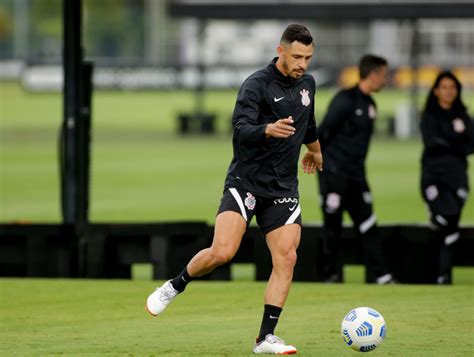 Corinthians Treina De Olho No Gr Mio E Giuliano Volta A Realizar