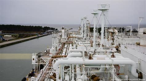 Sistema de tuberías en el barco con el mar abierto de fondo