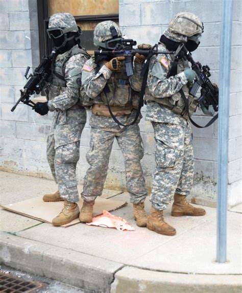 york national guard soldiers develop urban combat skills  police