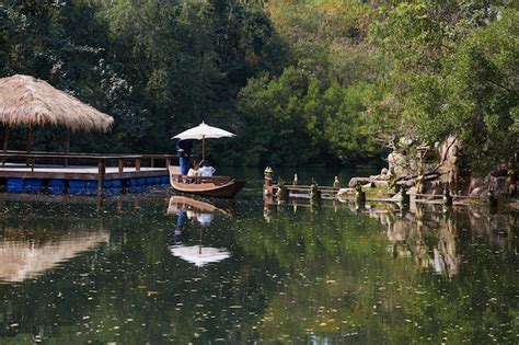 Un Bateau Sur L Eau Avec Un Toit De Chaume Et Une Cabane Sur La Droite