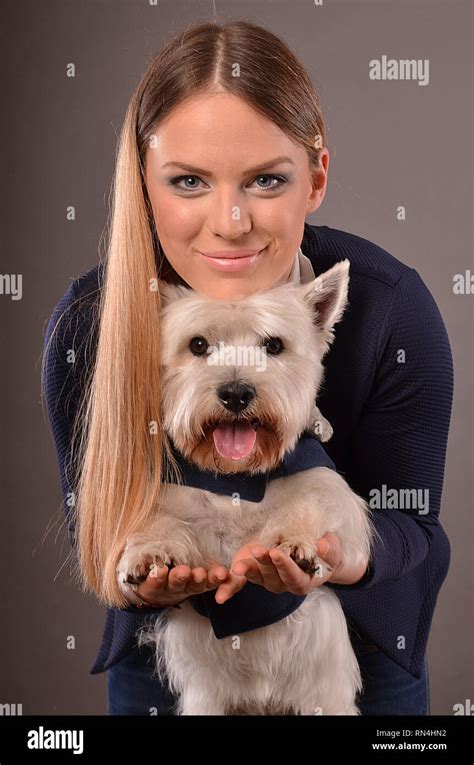 Jolie Fille Blonde Et Son Chien Banque De Photographies Et Dimages Haute R Solution Alamy