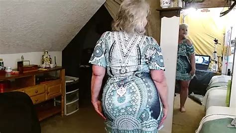 Reife Milf Liebt Es Ihre Haarige Muschi Zu Masturbieren Wenn Ein Fremder Sie Vor Der Webcam