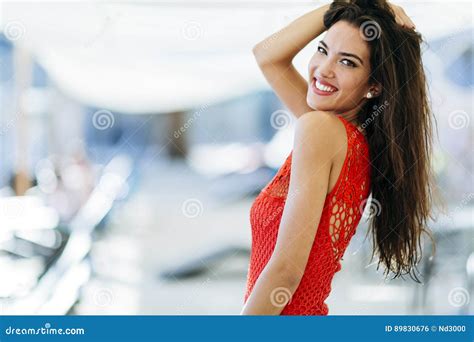 Mooi Brunette Met Perfecte Glimlach Stock Foto Image Of Mooi Zorg