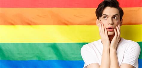 Retrato De Um Homem Gay Sensual E Bonito Maquiagem Brilhante No Rosto Olhando Para O Canto