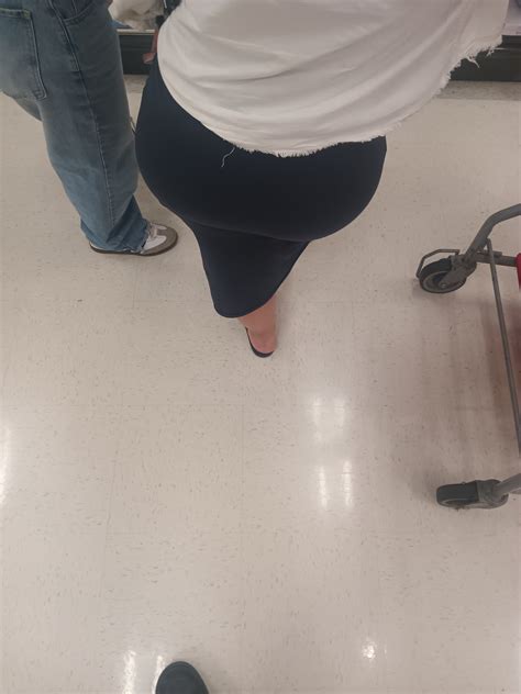 TINY LATINA MILF With BOOTY In Tight Tight Dress Spandex Leggings Yoga Pants Forum