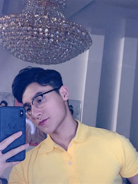 R M R Tr C M N L T X C C A Hot Tiktoker Khoa V Ng Saostar Vn