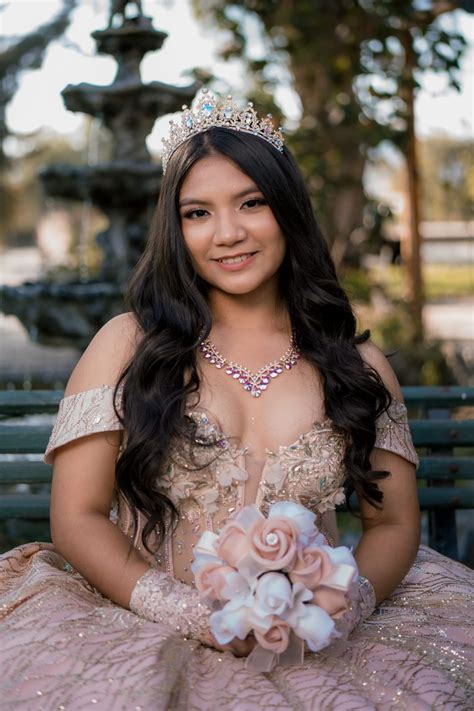 Vestido de 15 años color nude con dorado Mechita Collection