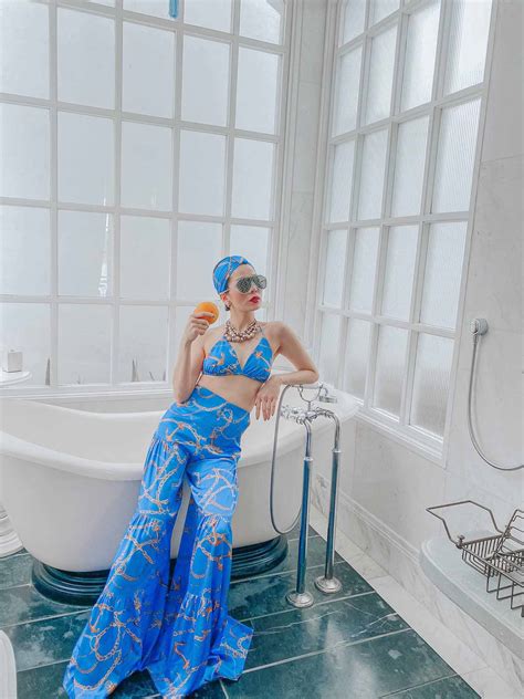 Mặc bikini bị chê quá bạo U40 Lệ Quyên diện quần kín đáo lại nhận bão like Phong cách sao