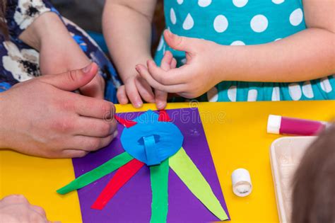 L Enfant Remet Le Papier De Colle Sur La Classe De Ma Tre D Application