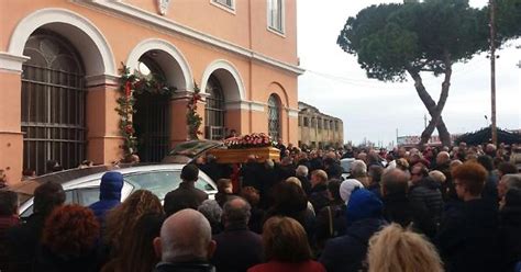 Una Folla Commossa Per L Ultimo Saluto A Silvia Scapin Latina Oggi
