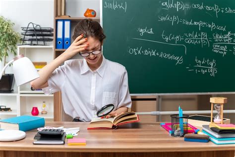 Jeune Enseignante De Math Matiques Blonde Stress E Portant Des Lunettes Assise Au Bureau Avec