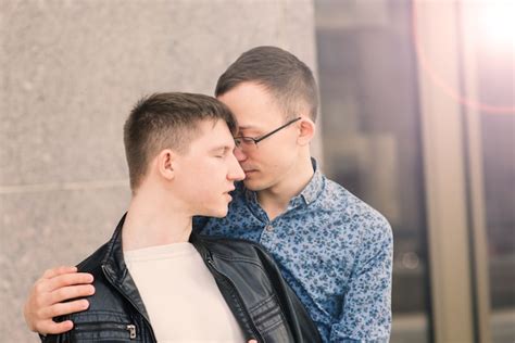 Couple gay romantique à la ville lgbt amour homosexuel Photo Premium
