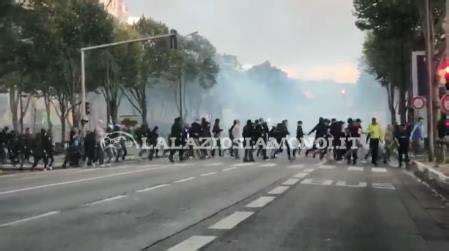 Gli Ultras Del Marsiglia Assaltano I Tifosi Della Lazio La