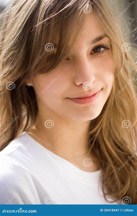 Verticale Romantique D Un Jeune Brunette Image Stock Image Du Adolescents Verticale