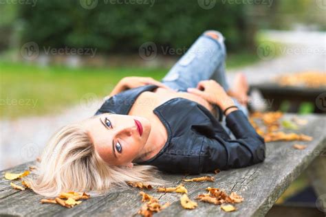 Fille Nue Blonde Sexy Portant Sur Un Banc En Bois En Automne Photo De Stock Chez Vecteezy