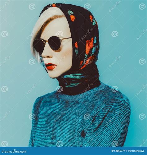 Blonde Dame Im Traditionellen Schal Stockbild Bild Von Kleidung Blumen 51865777