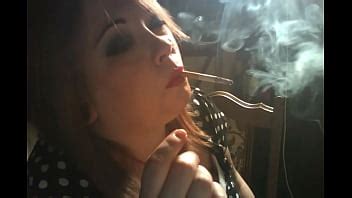 Británica BBW Tina Snua fuma con colgando derrapando nariz y cono exhala XVIDEOS