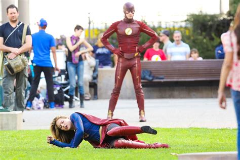 The Flashsupergirl Crossover Pics Know It All Joe